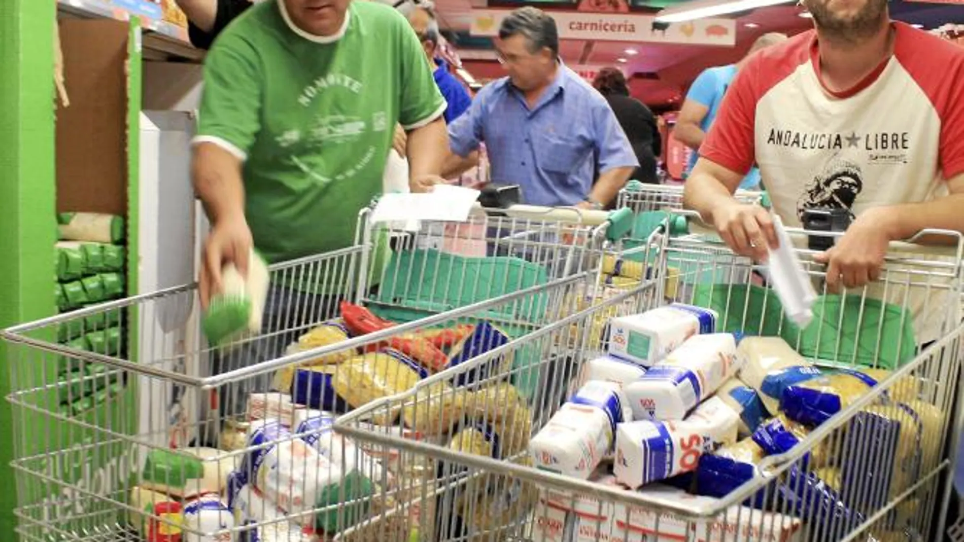 Unos 200 militantes del Sindicato Andaluz de Trabajadores (SAT) entraron ayer en un supermercado de Écija para llevarse alimentos destinados a un comedor social de Sevilla. Lo mismo hicieron en un centro comercial de Arcos de la Frontera (Cádiz)