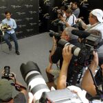 El actor mexicano Gael García Bernal (i), sostiene el premio a la Excelencia Cinematográfica que ha recibido durante la 65 edición del Festival de Cine de Locarno en Suiza