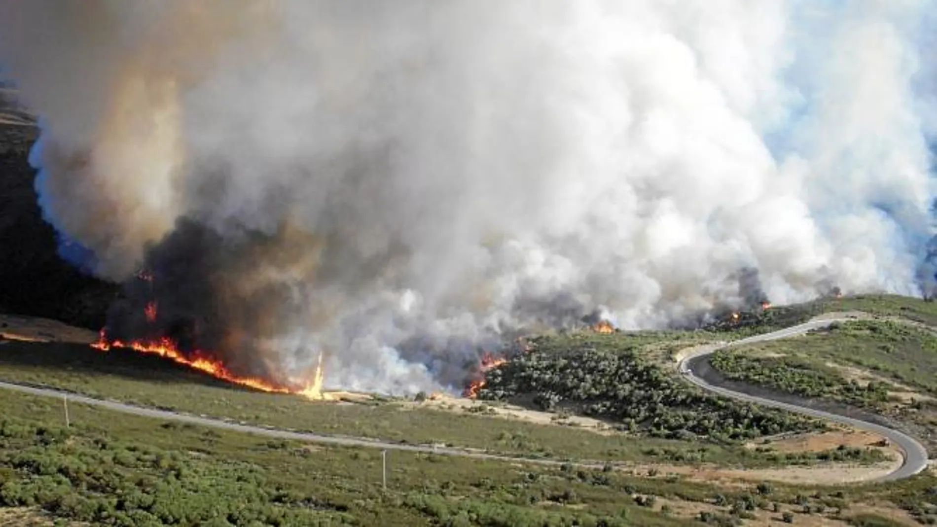 Un instante del avance de las llamas en la mañana de ayer en el incendio de Figueruela de Abajo, en Zamora