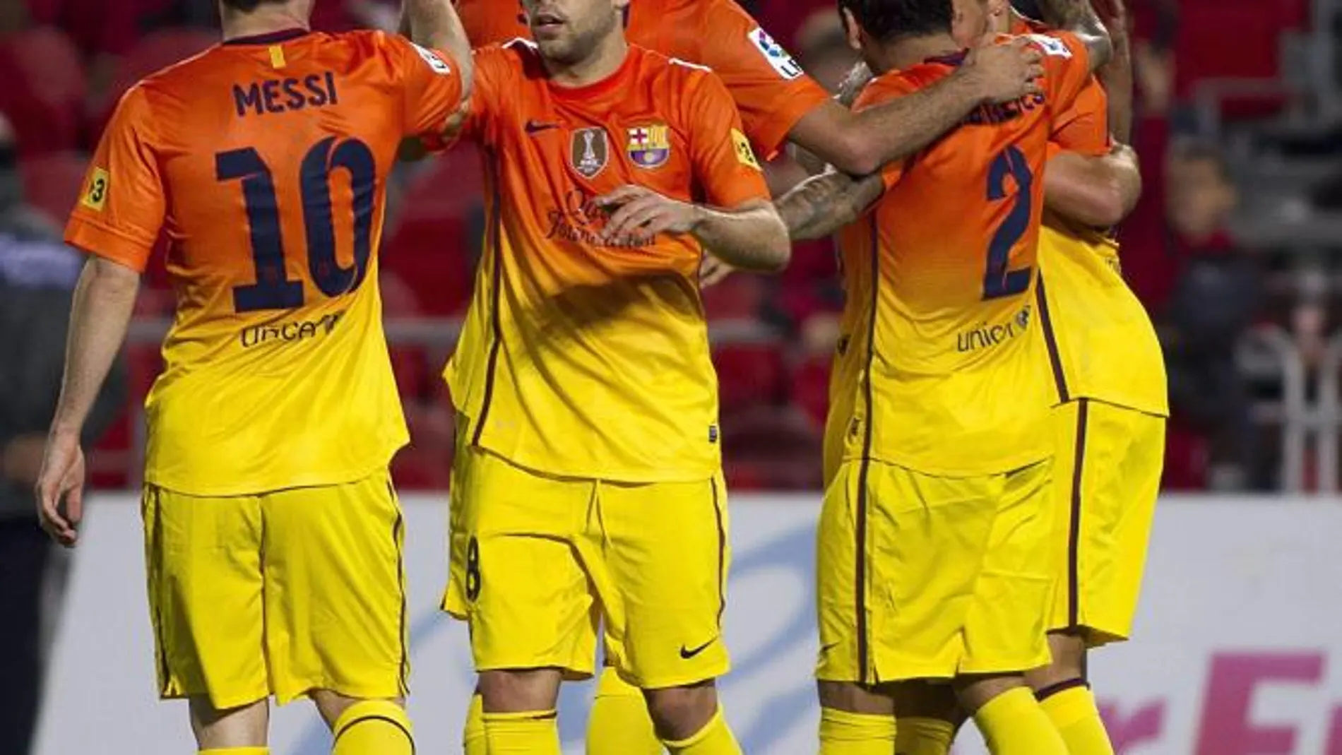 Los jugadores del F.C. Barcelona Jordi Alba (2i) y el argentino Lionel Messi (i), celebran el gol marcado por su compañero Cristian Tello al RCD Mallorca