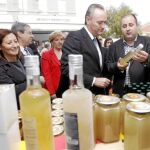 El presidente Fabra inauguró la Feria de la Miel en Montroy junto a la consellera Hernández