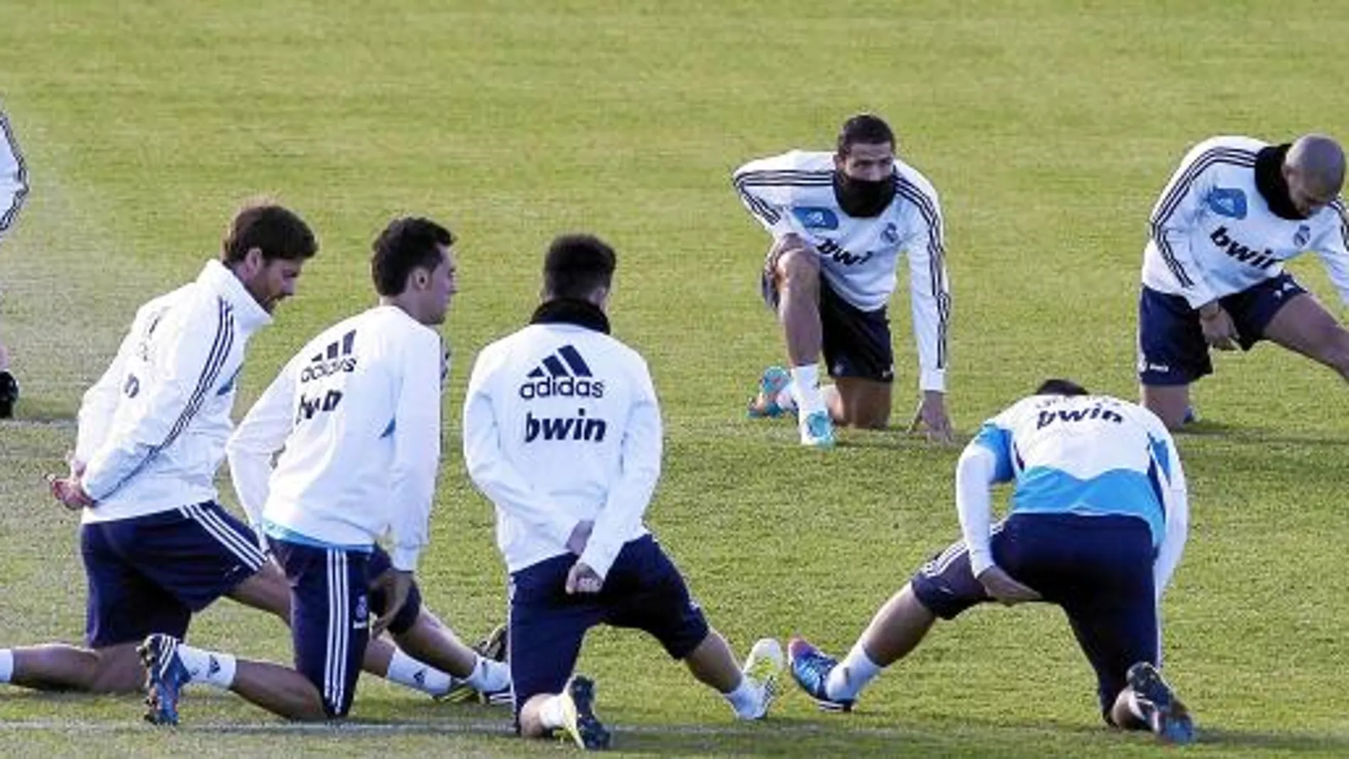 Cristiano (al fondo) junto con varios de sus compañeros durante el entrenamiento, entre ellos, Callejón
