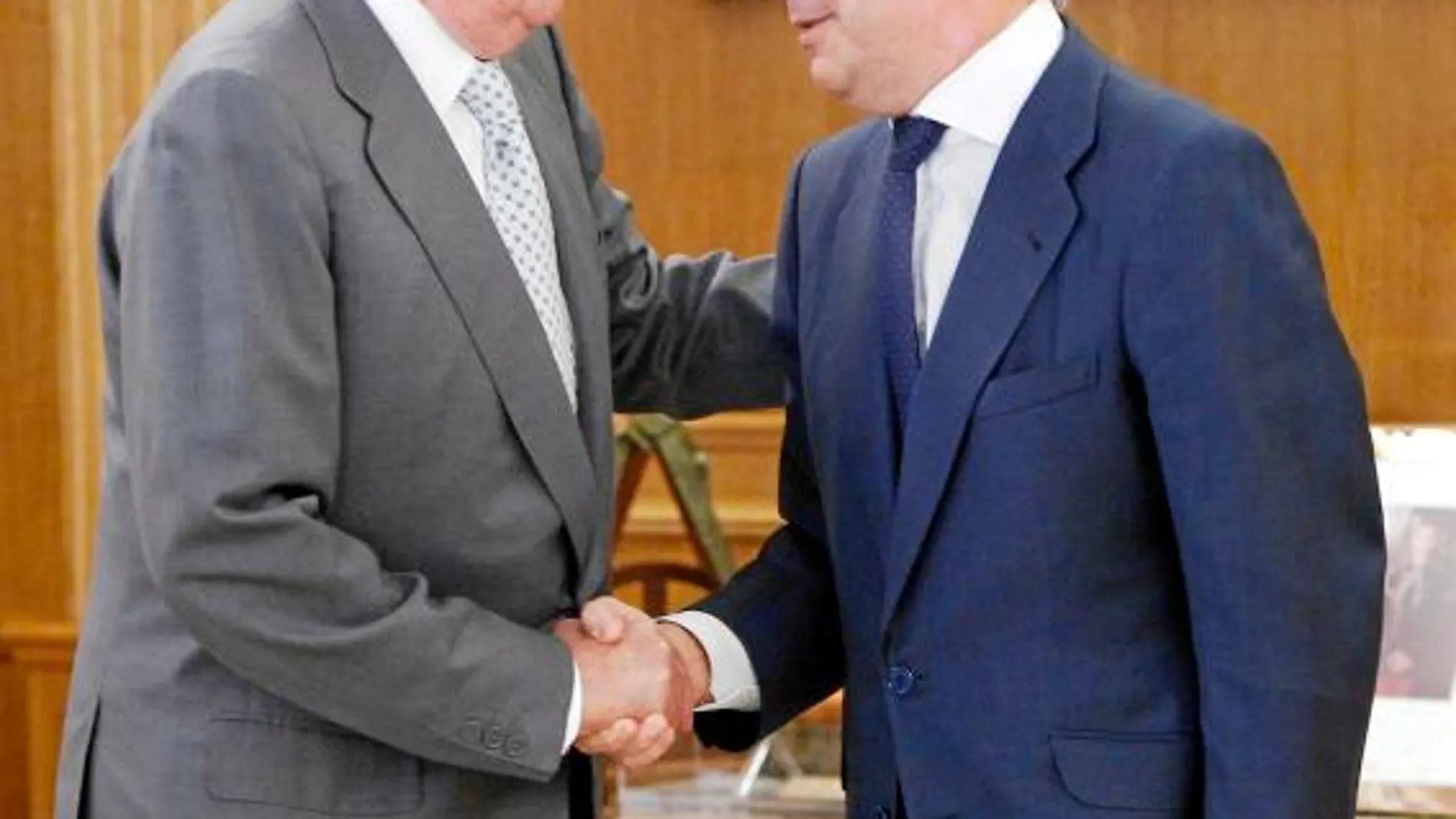 El Rey saludó a Ignacio González en la Sala de Audiencias del Palacio de la Zarzuela