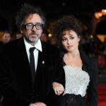 Tim Burton y su esposa, la actriz británica Helena Bonham Carter, a su llegada para el estreno de la película "Frankenweenie"