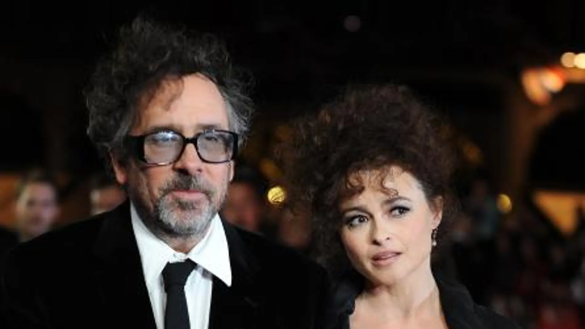 Tim Burton y su esposa, la actriz británica Helena Bonham Carter, a su llegada para el estreno de la película "Frankenweenie"