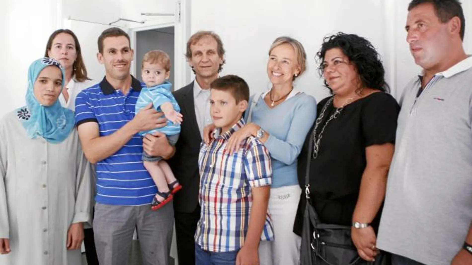 El bebé Ilias Ben Mouh y Gerard posaron con sus familias y el doctor Antonio Alcaraz