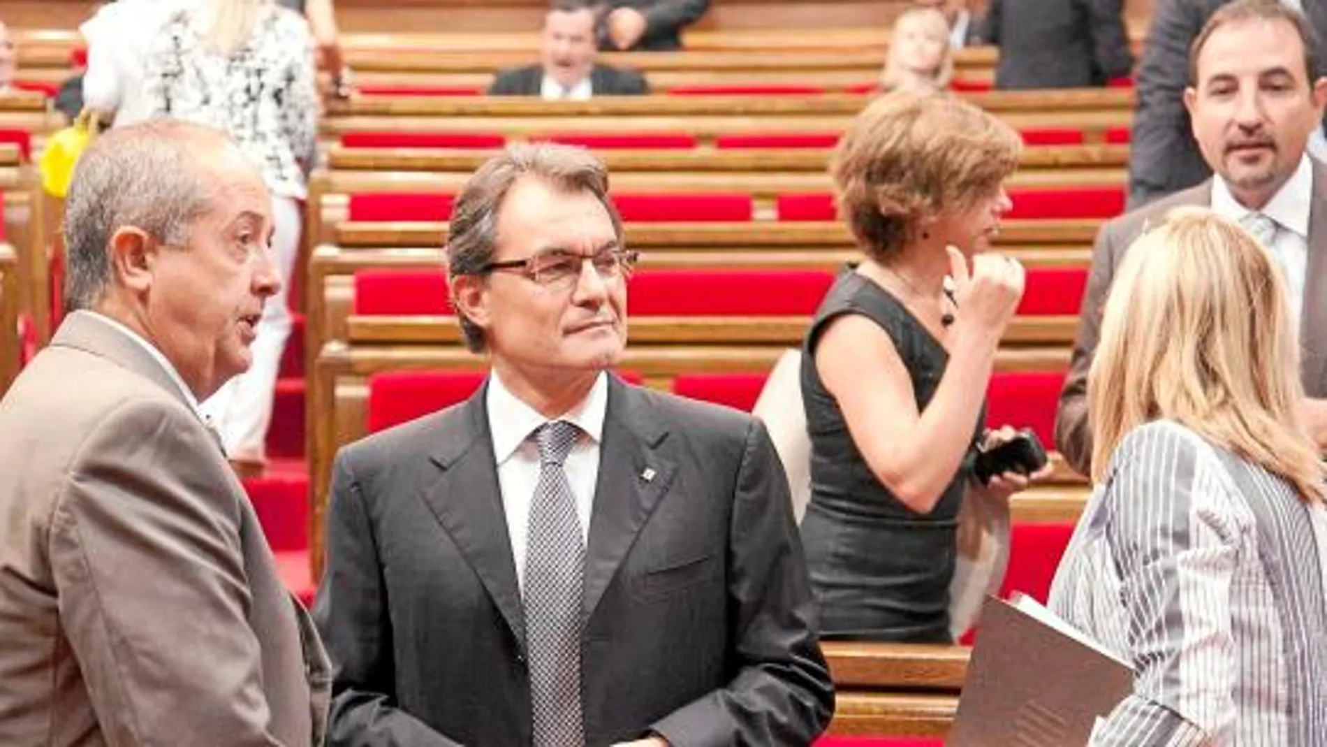 Felip Puig conversa con Artur Mas en el Parlament ante Joana Ortega y Ramon Espadaler
