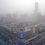 BOINA EN PEKÍN. Los médicos recomiendan no hacer deporte al aire libre en la capital por los elevados índices de contaminación