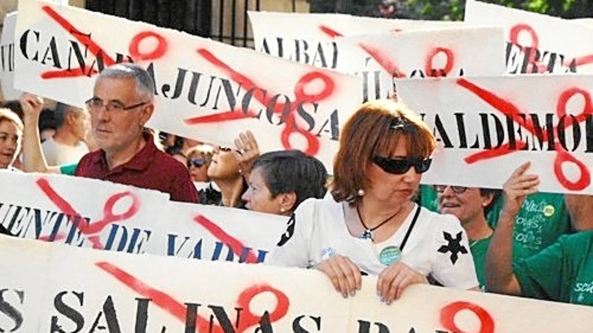 JOSÉ MANUEL MARTÍNEZ CENZANO Ex presidente de las Cortes de Castilla-La Mancha, ex alcalde de Cuenca y ex Defensor del Pueblo CLM . En una protesta en Cuenca en 2011.
