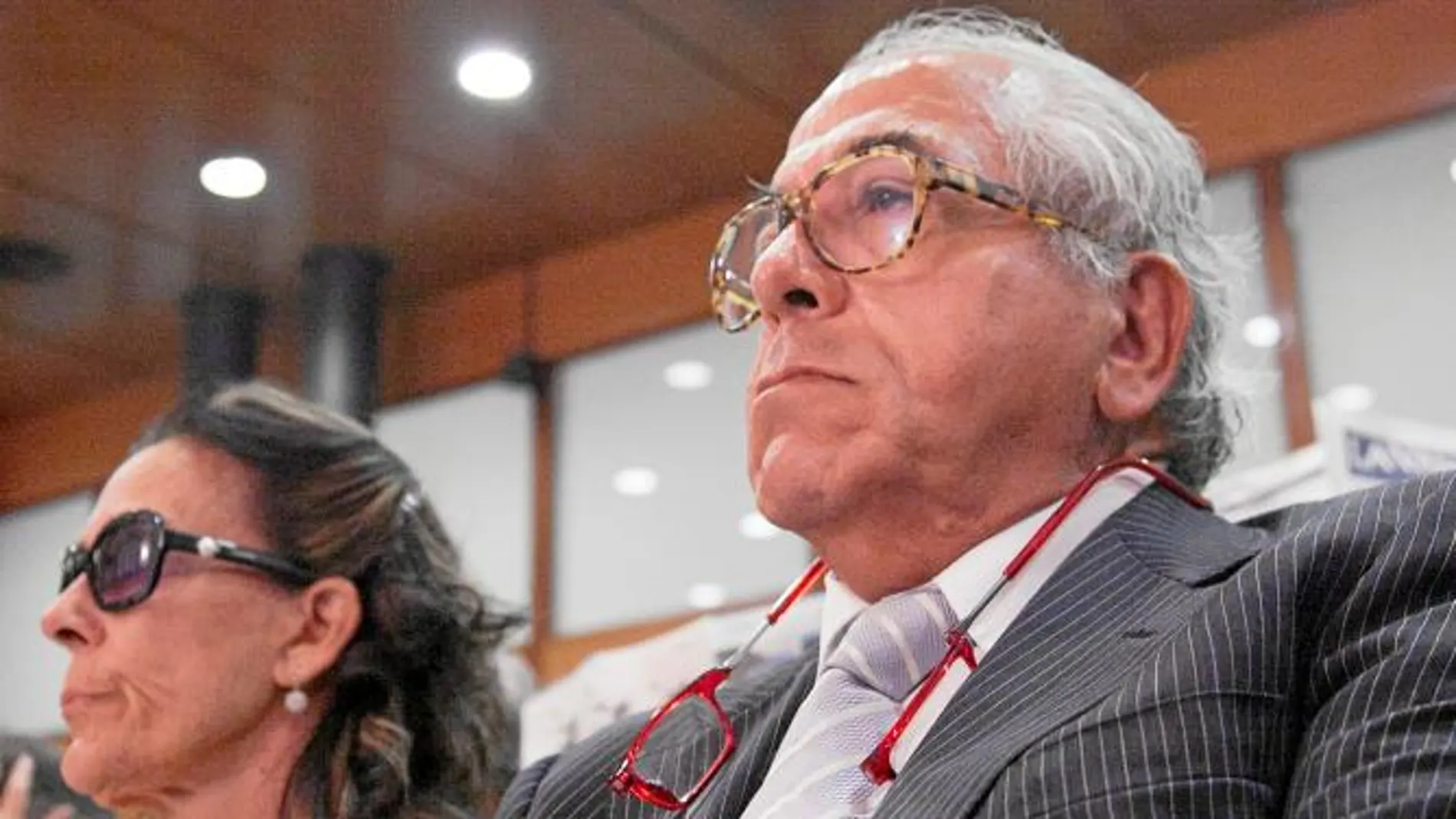 El doctor abortista, acompañado de su esposa