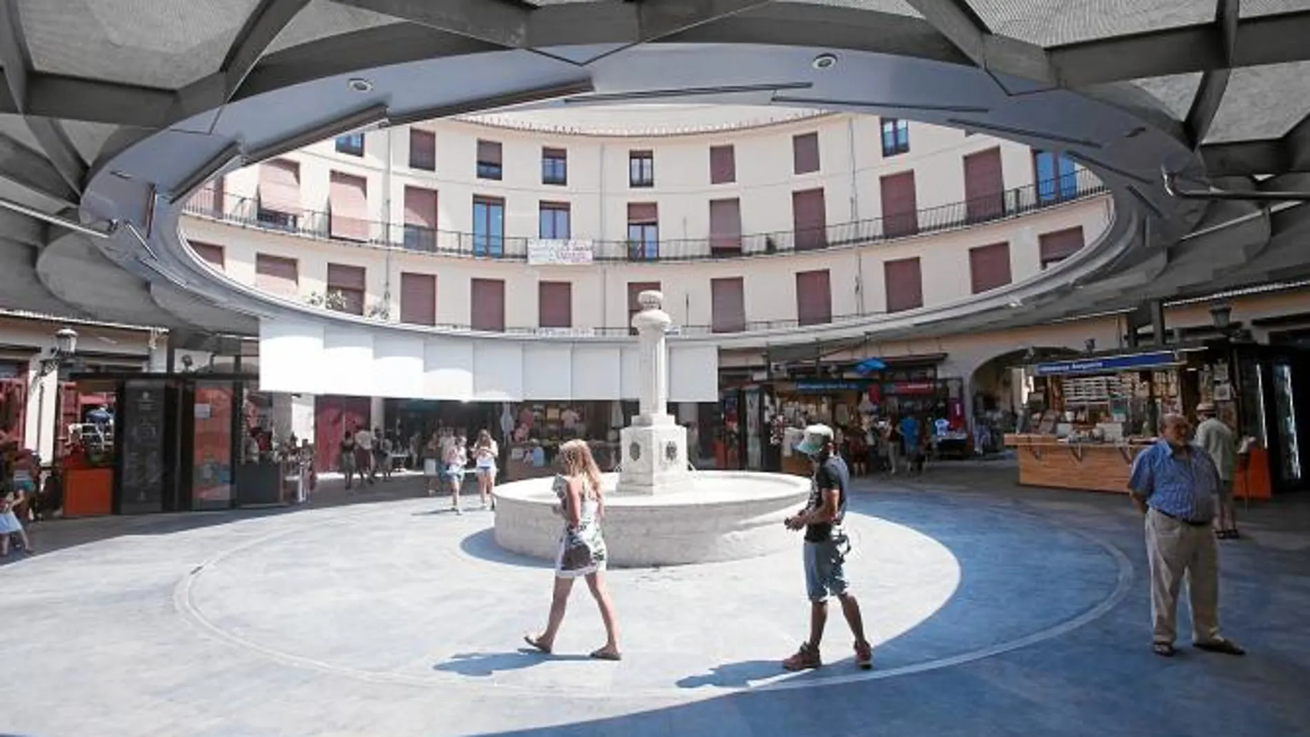 La Plaza Redonda tras ser inagurada, recibe constantes visitantes que admiran su nuevo techo de acero inoxidable