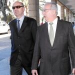 El ex consejero tiene que comparecer todos los martes en los juzgados y le han retenido el pasaporte