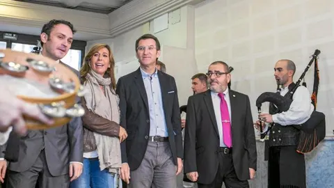 Núñez Feijóo y Sánchez-Camacho fueron recibidos por un grupo de gaiteros en el Centro Galego de Barcelona