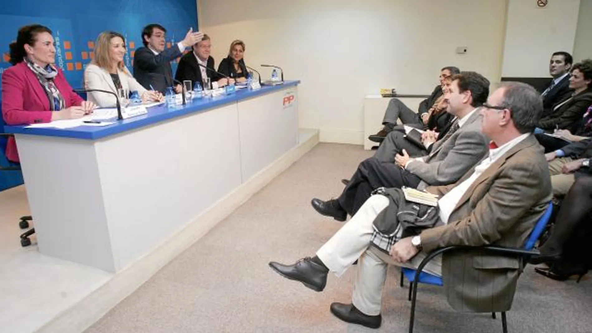 El secretario autonómico del Partido Popular, Alfonso Fernández Mañueco, da la palabra a un asistente a la reunión.