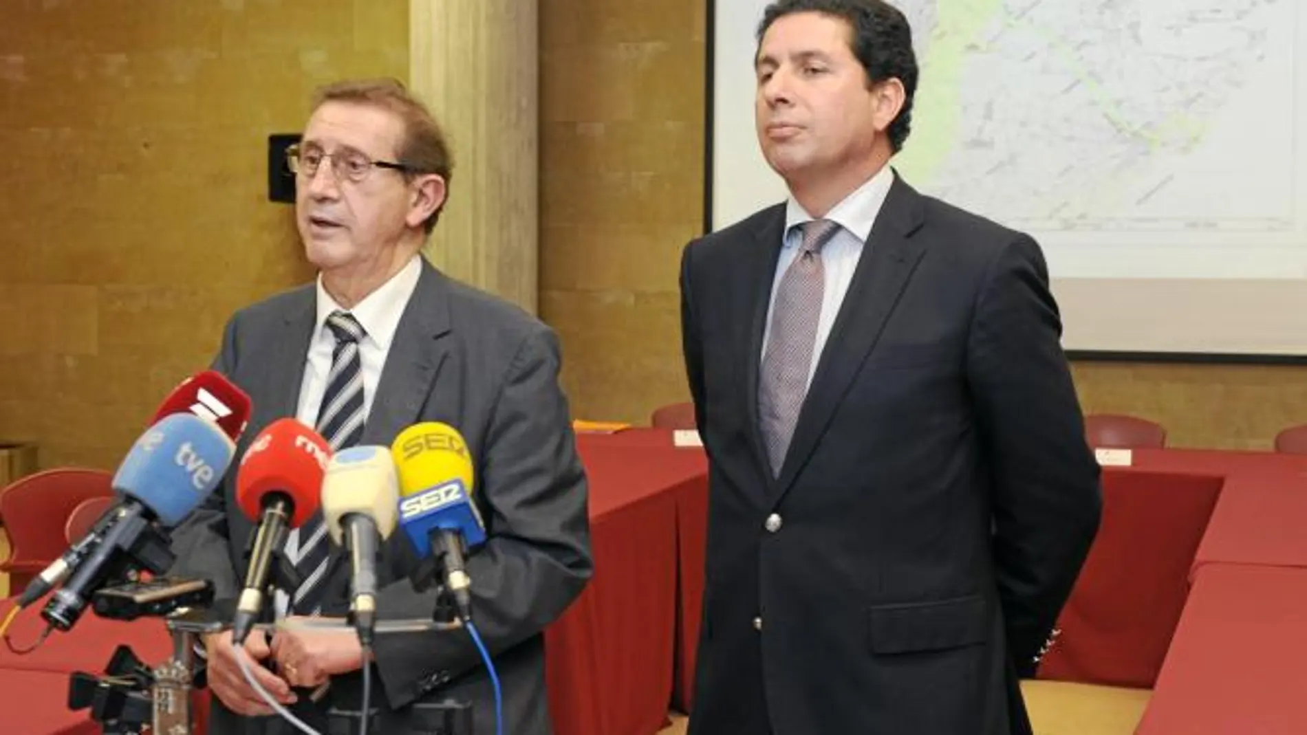 Amorós y Sevilla, antes del inicio del encuentro en la Consejería