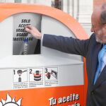 El alcalde de Valladolid, Javier León de la Riva, utiliza un contenedor para reciclar aceite