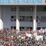 Miles de personas protestaron ayer frente al Hospital del Henares, en Coslada, por el cambio en la gestión que la Comunidad va a llevar a cabo