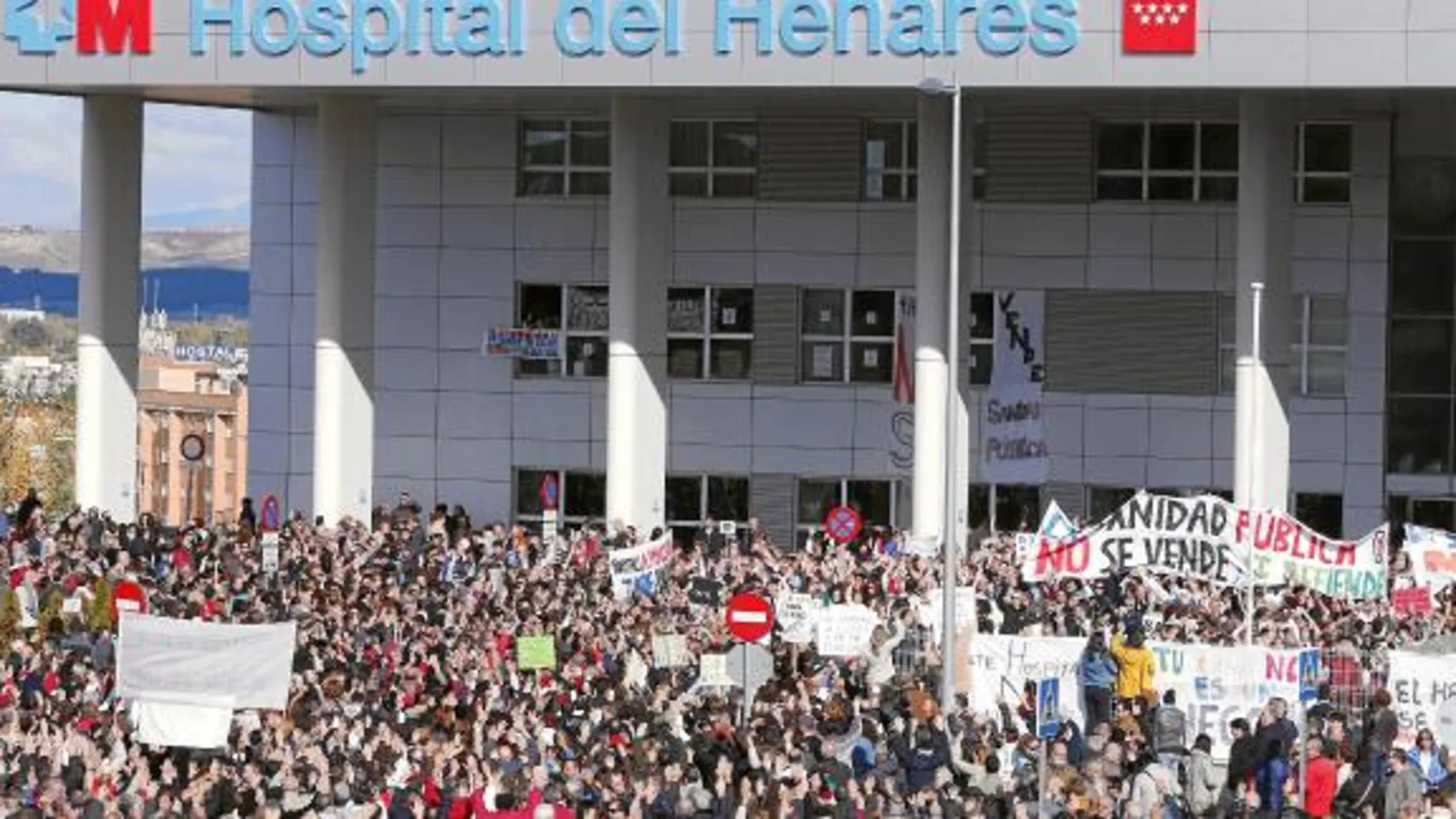 Miles de personas protestaron ayer frente al Hospital del Henares, en Coslada, por el cambio en la gestión que la Comunidad va a llevar a cabo