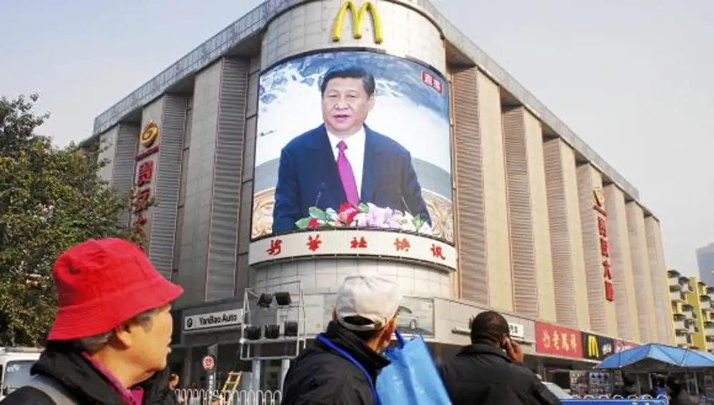 Una pantalla muestra la imagen del nuevo líder, Xi Jinping, ayer en Pekín