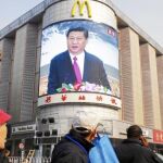 Una pantalla muestra la imagen del nuevo líder, Xi Jinping, ayer en Pekín