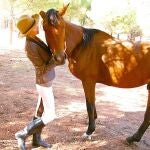Con un conjunto hípico, Vega disfruta de un relajante paseo a caballo en la finca de su abuela