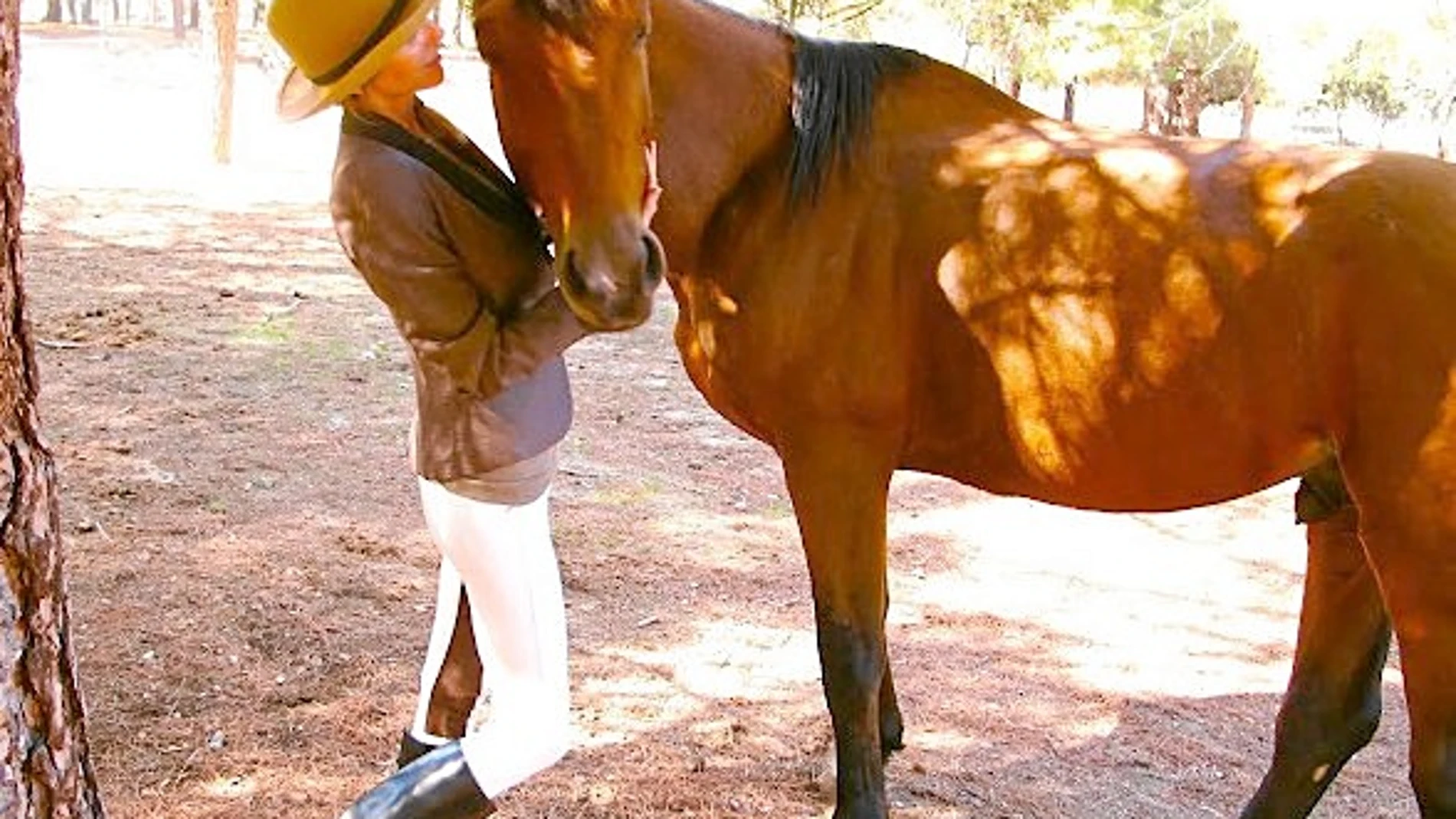 Con un conjunto hípico, Vega disfruta de un relajante paseo a caballo en la finca de su abuela