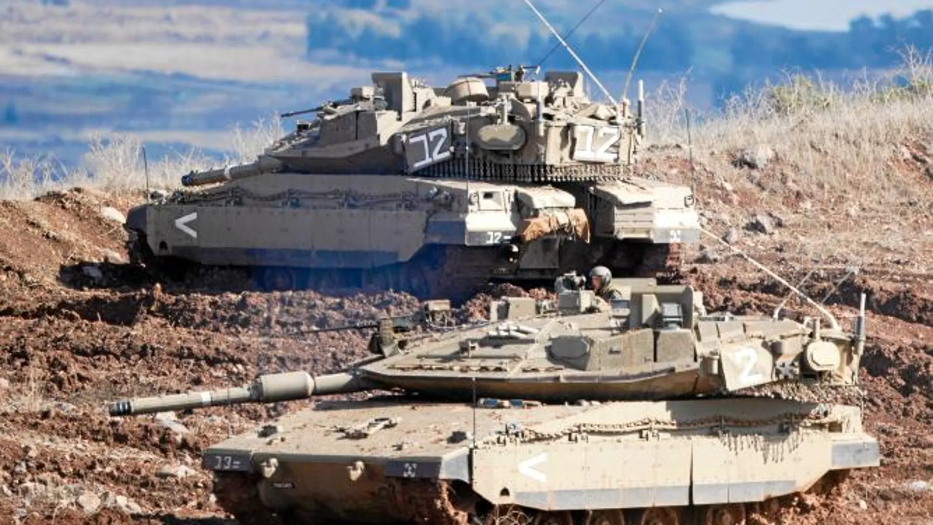 EN POSICIÓN DE ATAQUE. Carros de combate israelíes toman ayer posiciones en los Altos del Golán