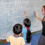 Una joven voluntaria colabora en la formación de niños en Nicaragua