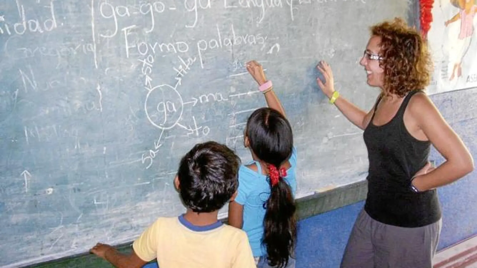Una joven voluntaria colabora en la formación de niños en Nicaragua