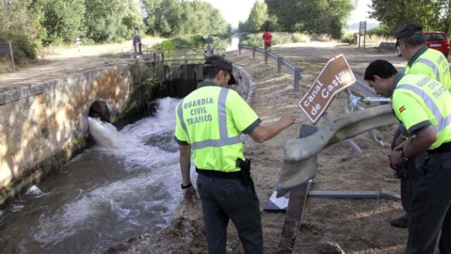 Un grupo de agentes de la Guardia Civil de tráfico inspecciona el lugar donde tres mujeres y tres menores han perdido la vida hoy