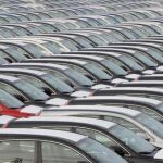 Coches salidos de fábrica esperan a ser distribuidos