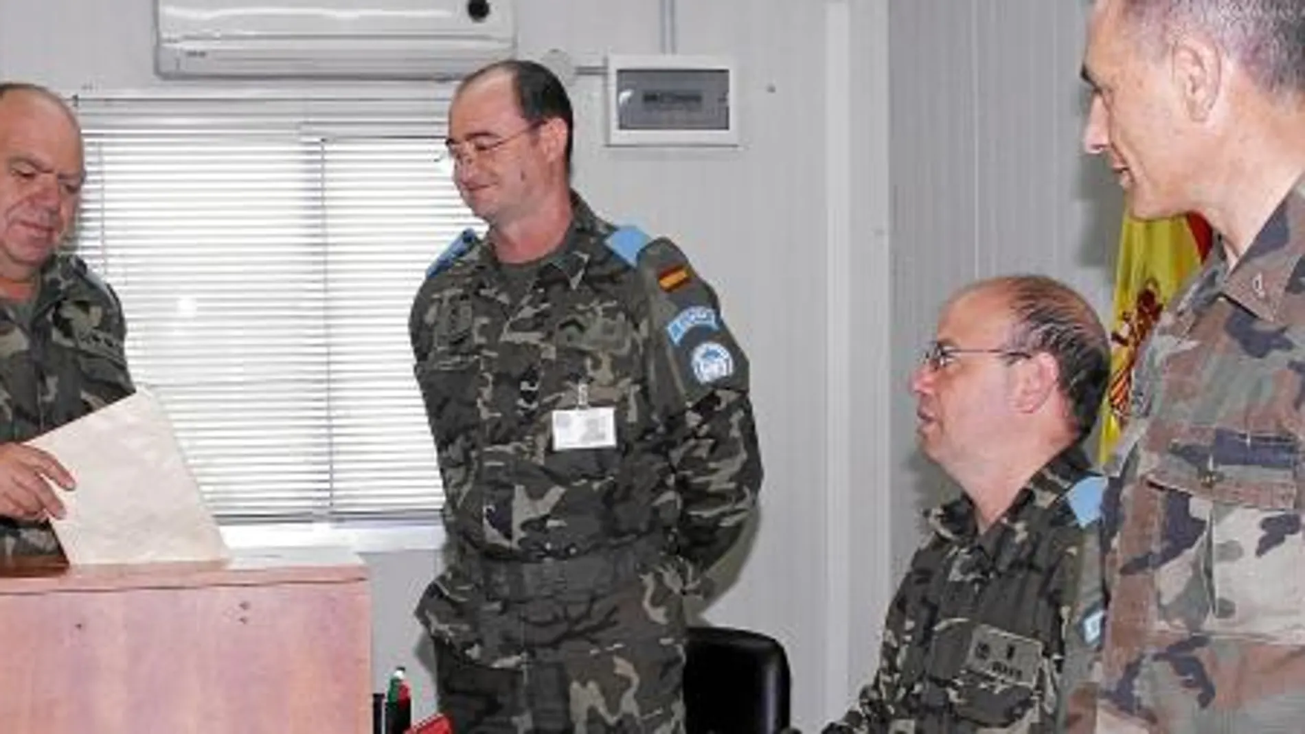Algunos de los militares españoles en el momento de ejercer su derecho al voto desde la misión en Líbano