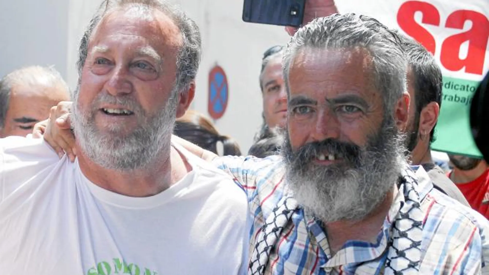 Sánchez Gordillo se abraza a uno de los liberados ayer