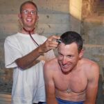 Lance Armstrong bromea con su compañero Jonathan Vaughters antes del comienzo del Tour de 1999