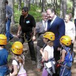 Antonio Silván disfruta con un grupo de niños en el Parque de Aventuras salmantino de «Las Batuecas»
