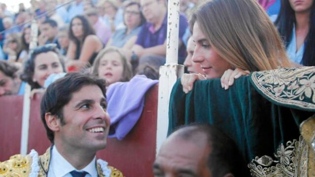 El diestro y su novia, durante la corrida celebrada el sábado en la Feria del Pilar de Zaragoza