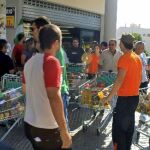 Miembros del SAT durante el asalto a un supermercado en Écija