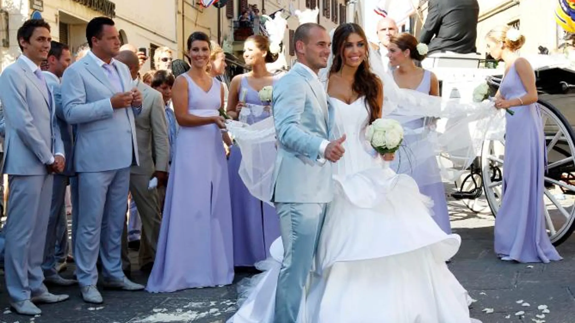 Wesley Sneijder y su mujer Yolanthe, tras la boda