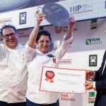 La ganadora del certamen, Catalina Pons, con el galardón del concurso Mejores Arroces 2018