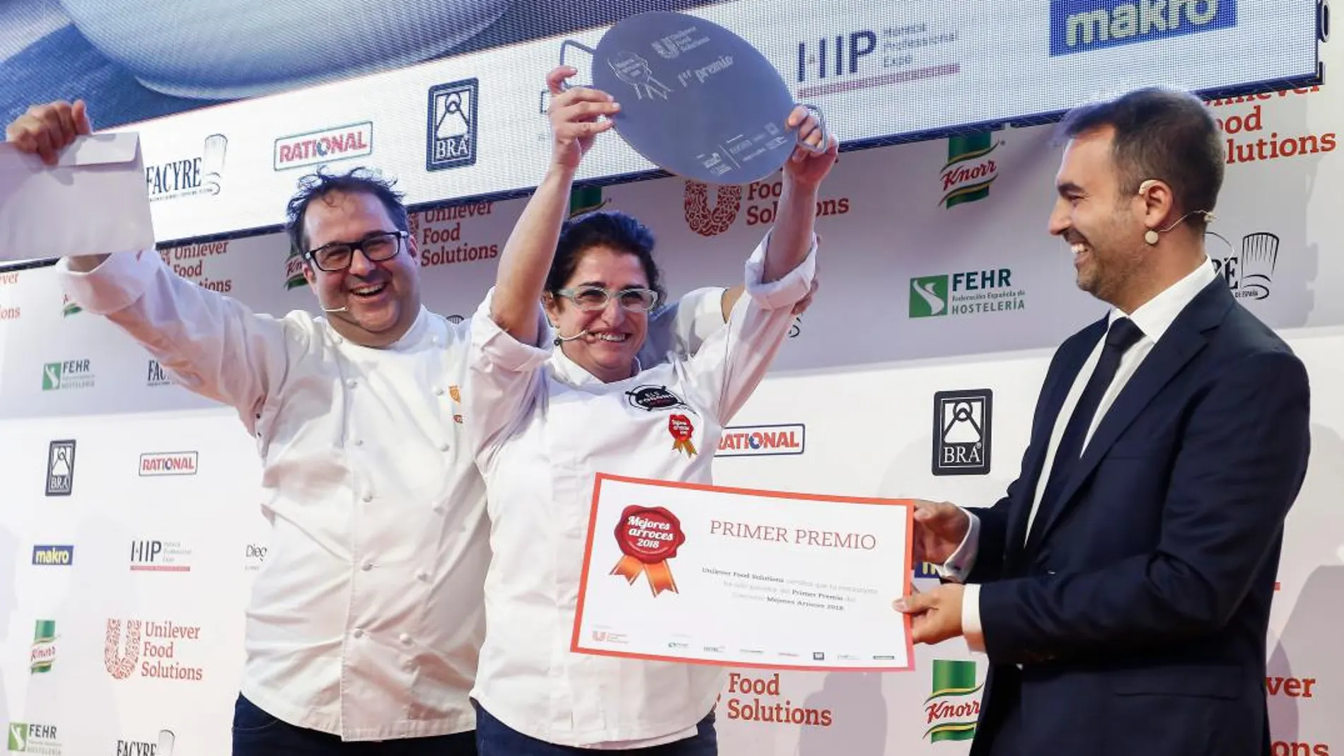 La ganadora del certamen, Catalina Pons, con el galardón del concurso Mejores Arroces 2018