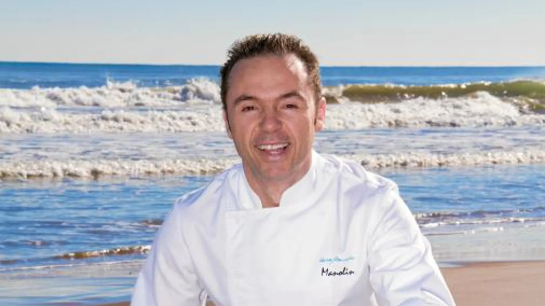 El chef, junto al mar que provee su despensa