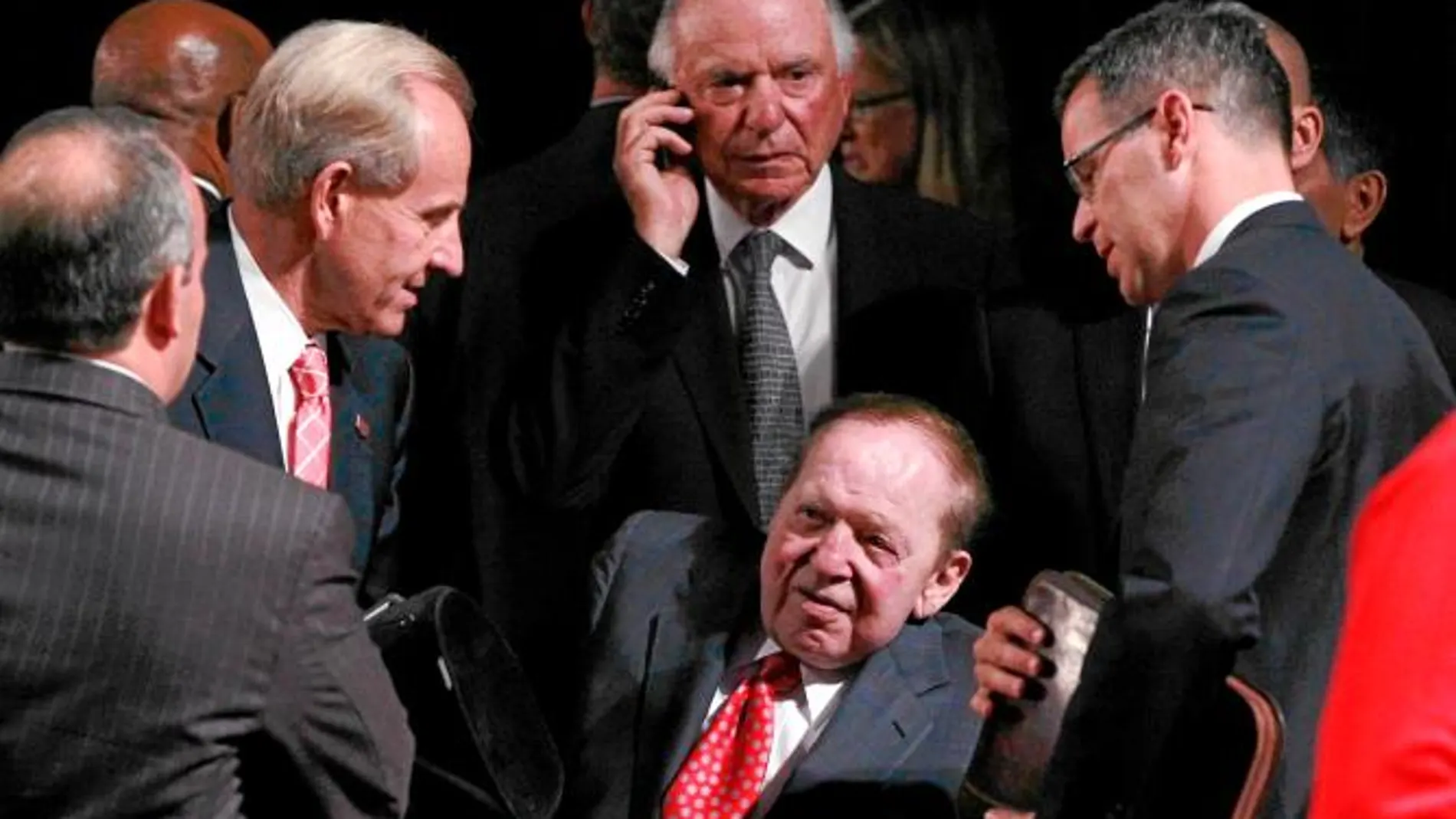 Sheldon Adelson junto a su equipo y el director general de Las Vegas Sands, Michal Leven (detrás)