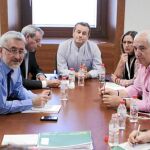 El consejero Ávila se reunió con los líderes regionales de CC OO y UGT y con los portavoces de PSOE e IU en el Parlamento