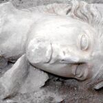 Escultura de la cabeza de la diosa Atenea, del periodo romano, después de ser descubierta en la Isla de Creta.