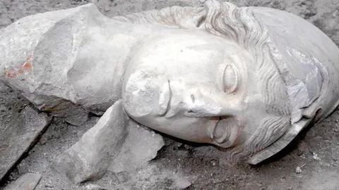 Escultura de la cabeza de la diosa Atenea, del periodo romano, después de ser descubierta en la Isla de Creta.