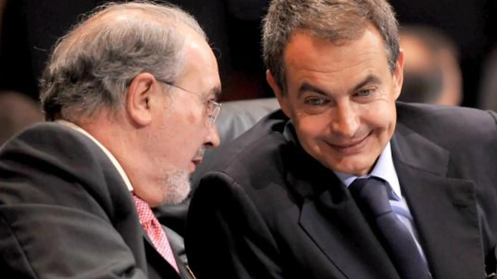 El vicepresidente económico, Pedro Solbes, junto a Rodríguez Zapatero