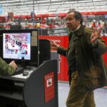 El vigilante de un centro comercial observa las cámaras de seguridad del mismo