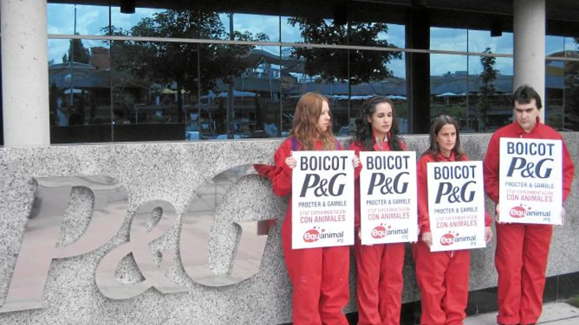 Una de las protestas de Equanimal, en la sede española de Procter & Gamble