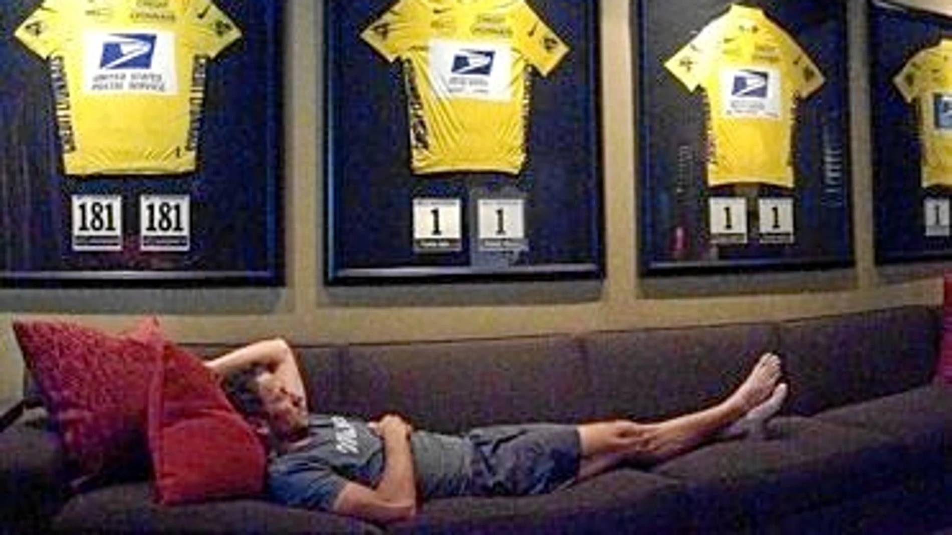 Armstrong, en su sofá con los maillots amarillos al fondo