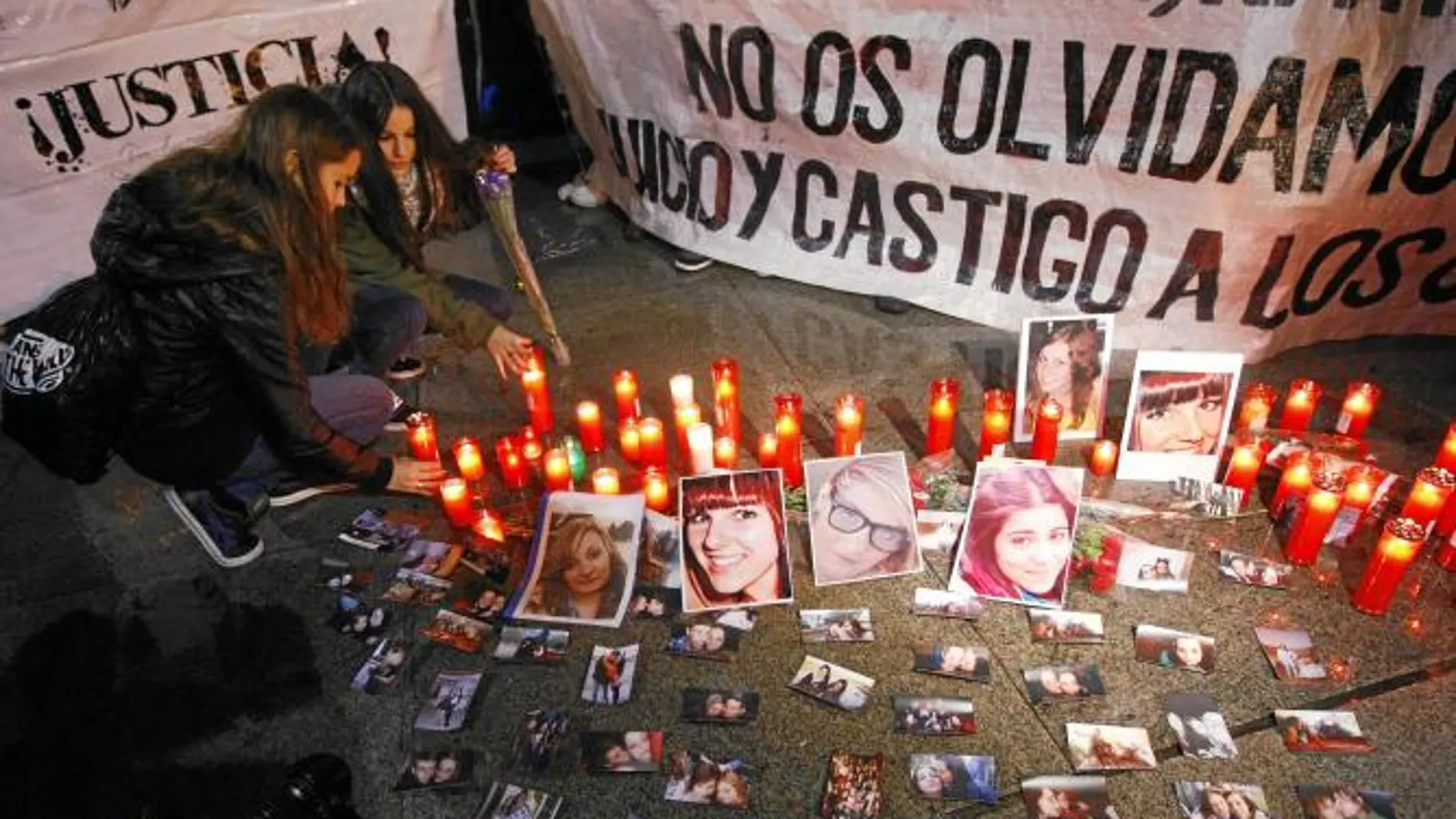Familiares y amigos de Rocío, Cristina, Katia y Belén rindieron un homenaje a las jóvenes fallecidas en el Madrid Arena y exigieron justicia